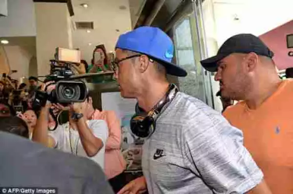 Cristiano Ronaldo Mobbed By Fans As He Arrives At A Hospital In Singapore. Photos